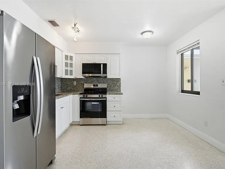 2625 SW 29th Ave #2625 — Photo 8