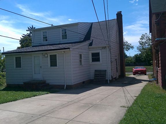 Fenced in back yard with 9 parking spaces on driveway