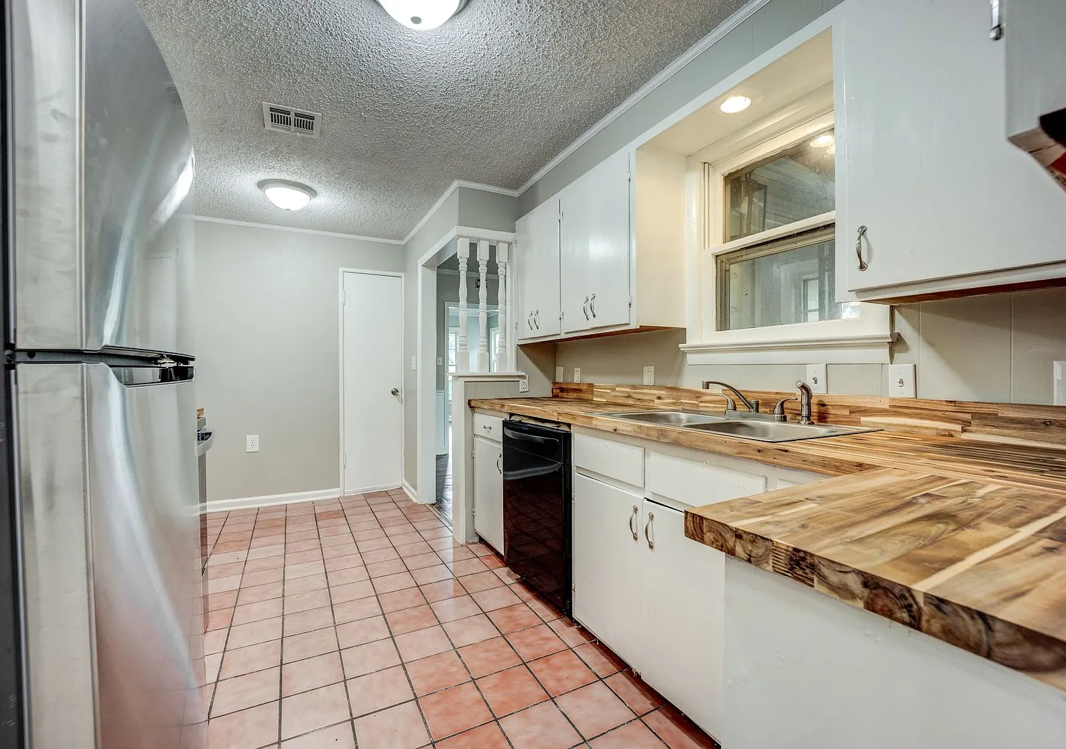 Freshly Updated 3 Bedroom House — Photo 2