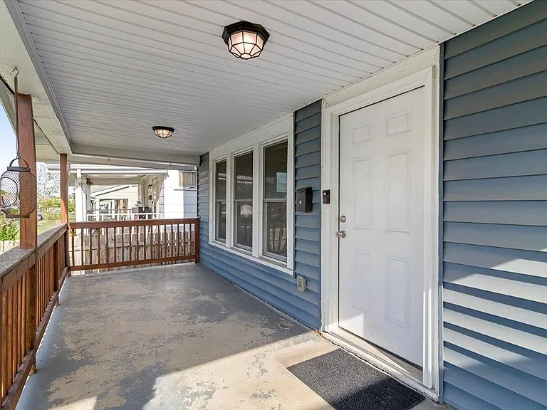 866 E Starr Ave — Photo 2
