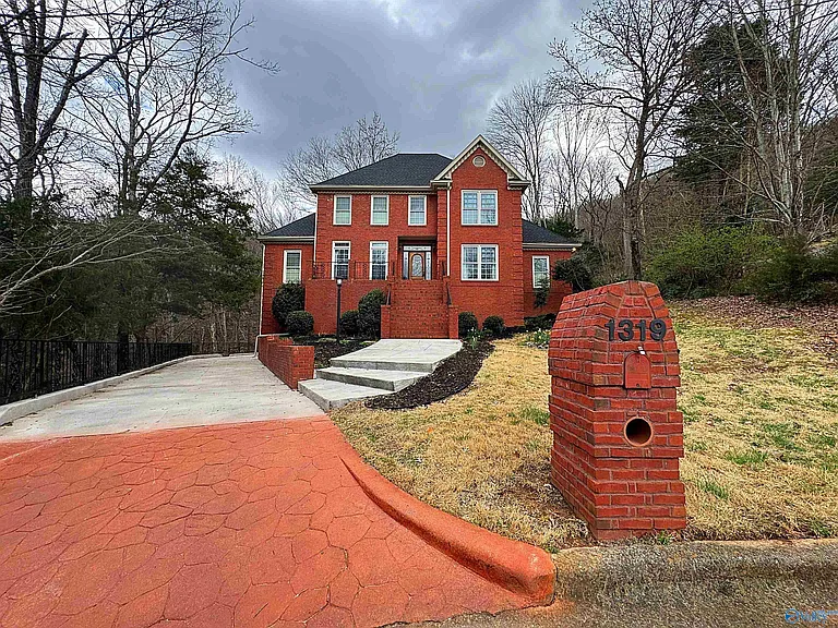 1319 Chesterfield Rd SE — Photo 1