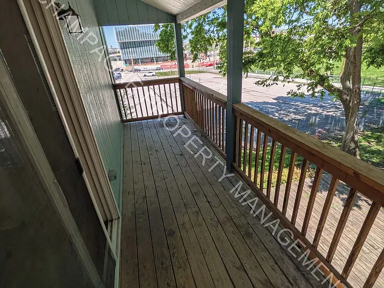 2523 Charlotte St — Photo 7