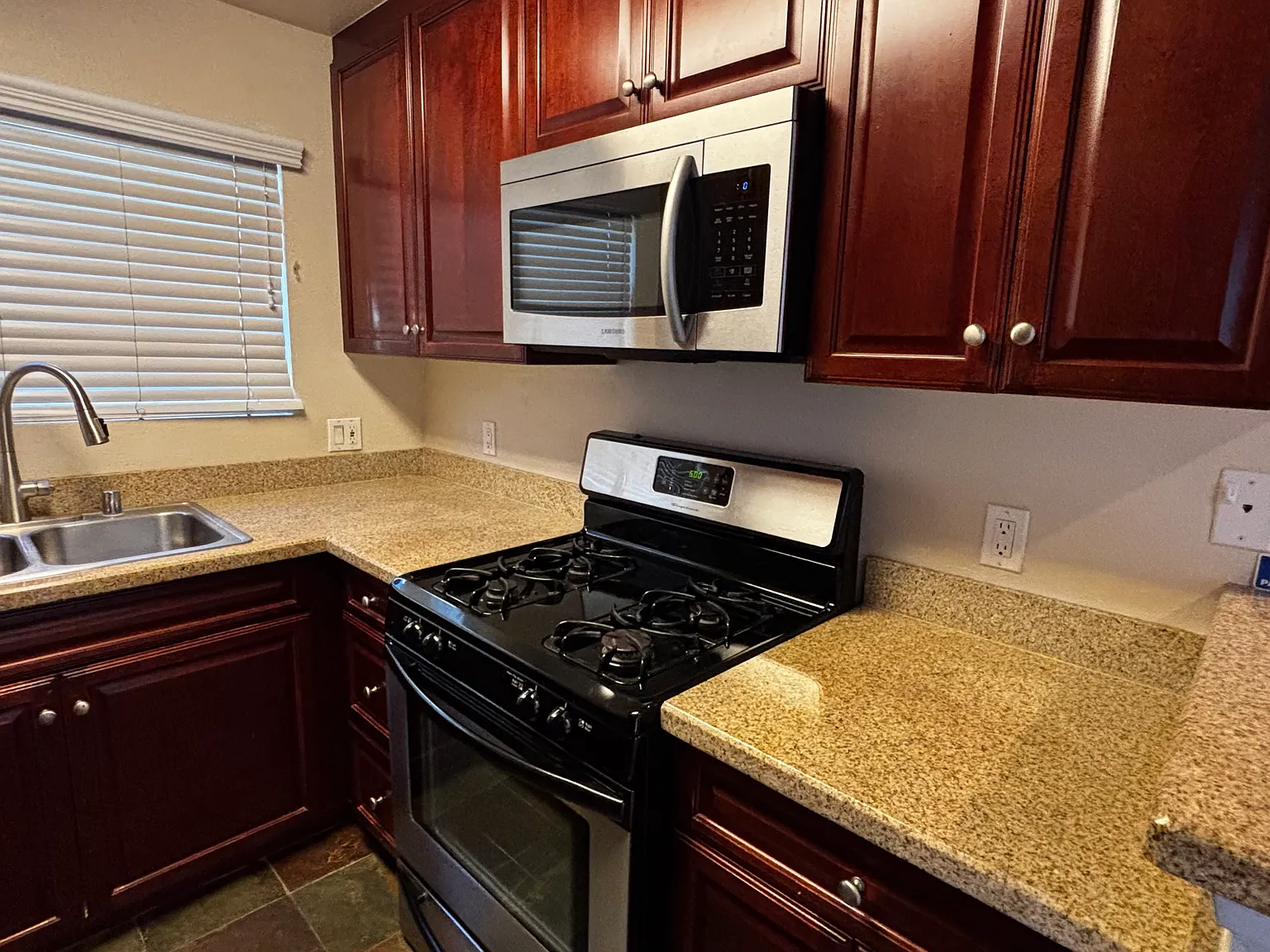 2 bed, 910 sqft, $2,995 — Photo 3
