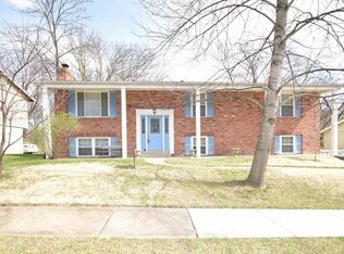 936 Queensbridge Rd, Ballwin, MO 63021