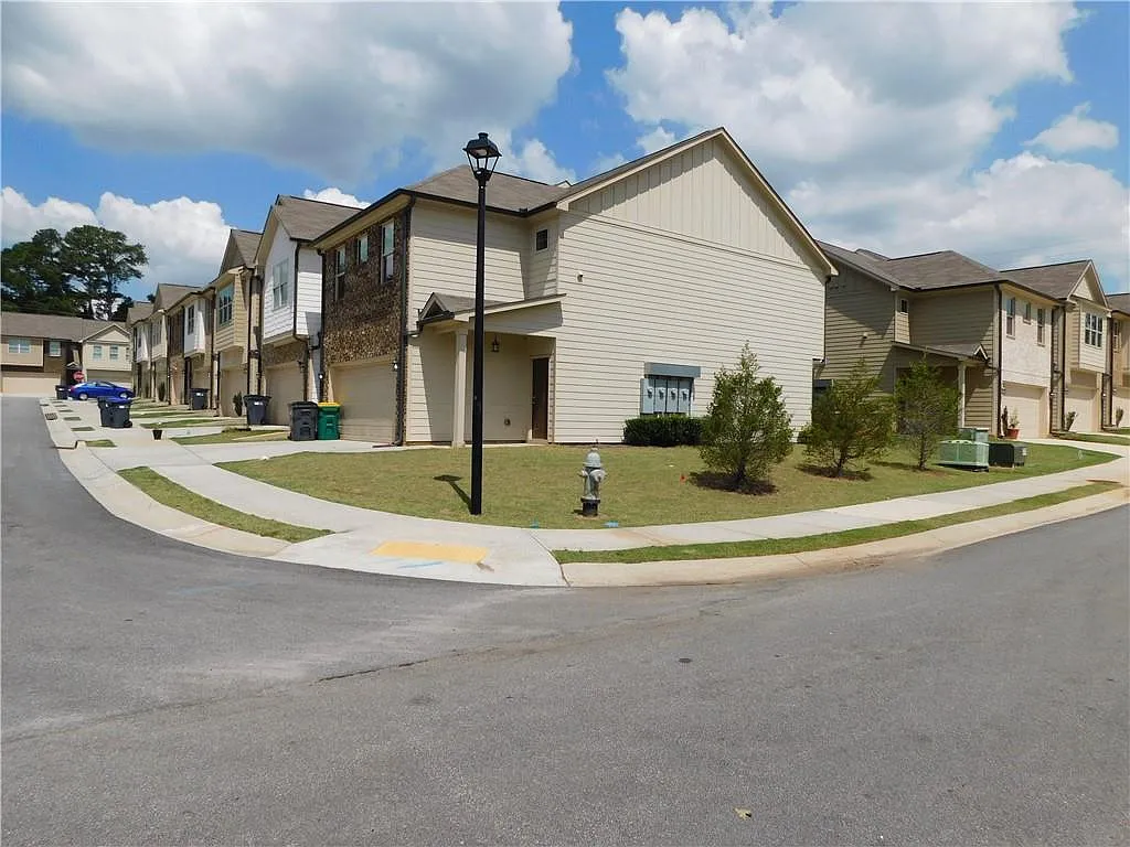 3 bed, 2.5 bath, 1720 sqft, $2,350 — Photo 2