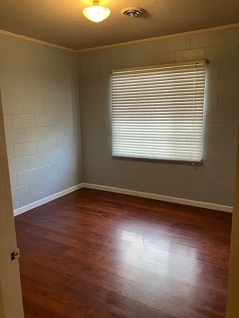 3 bed, 1090 sqft, $2,200 — Photo 2