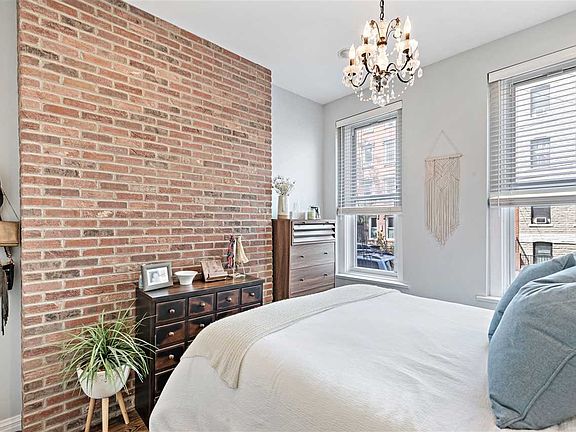 4th image of 933 Garden St #2