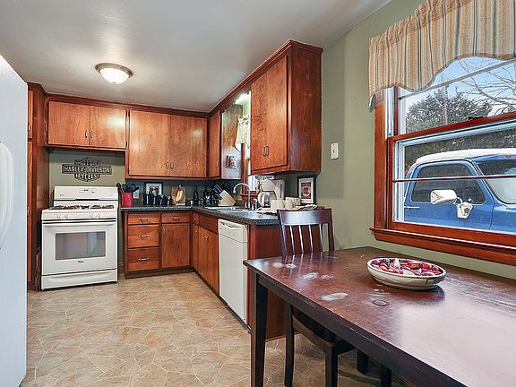 2nd image of 907 Park St