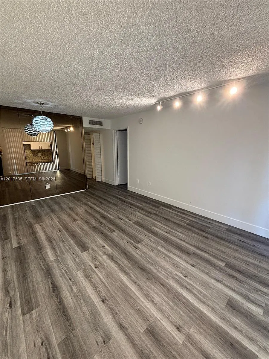 Building Photo - 14321 N Kendall Dr #303F