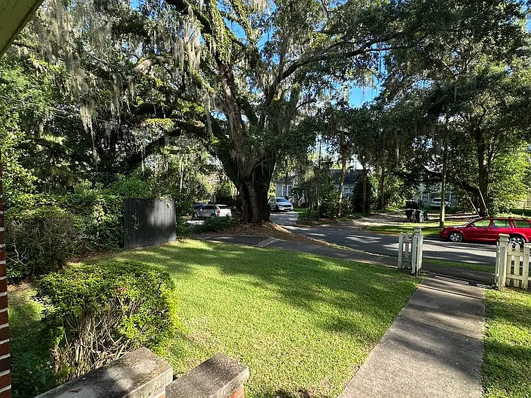 Beautiful downtown quad. 1 and 2 bed units available now. Pets allowed. — Photo 28