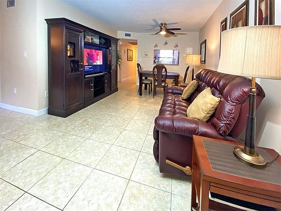 4th image of 1000 NW Colony Point Circle #204