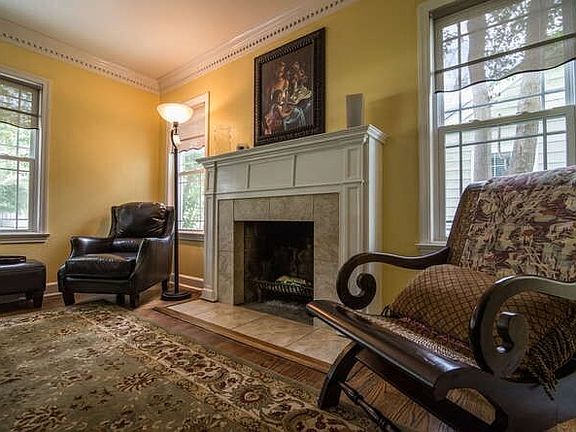 3rd image of 2514 Gladys Ave