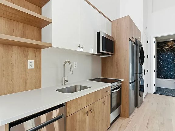 5th image of 376 Montgomery St