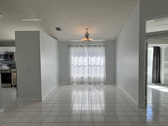 3rd image of 1391 Fairfax Cir E
