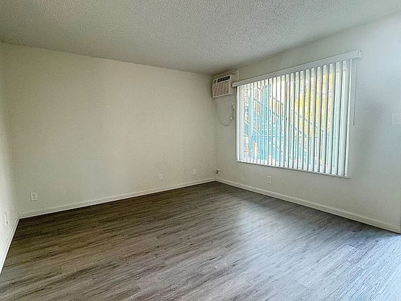 3rd image of 1425 Magnolia Ave #6