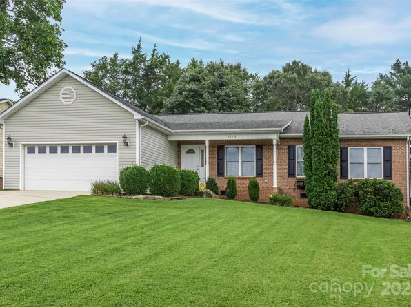 1376 Farmington Hills Dr, Conover, NC 28613