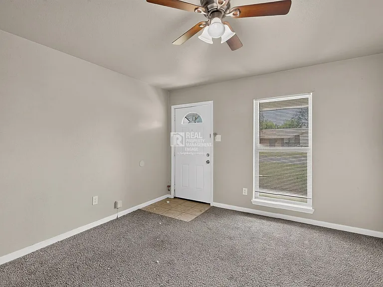 303 Westwood Dr — Photo 4