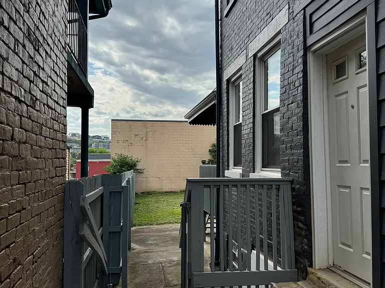 1031 Lee St — Photo 11