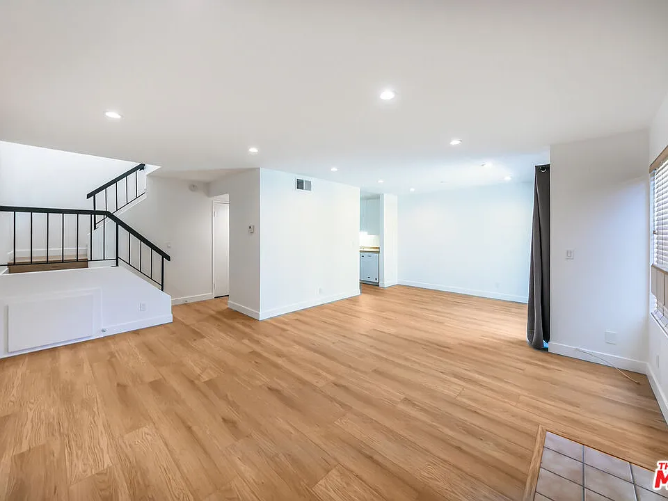 22135 Burbank Blvd #4