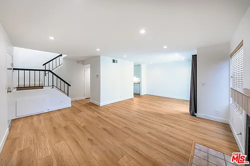 22135 Burbank Blvd #4 Photo 1
