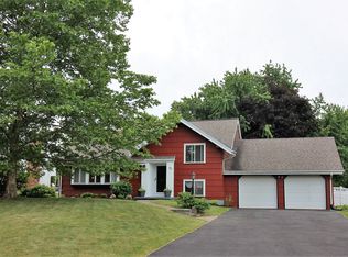 25 Yellowstone Dr, West Henrietta, NY 14586