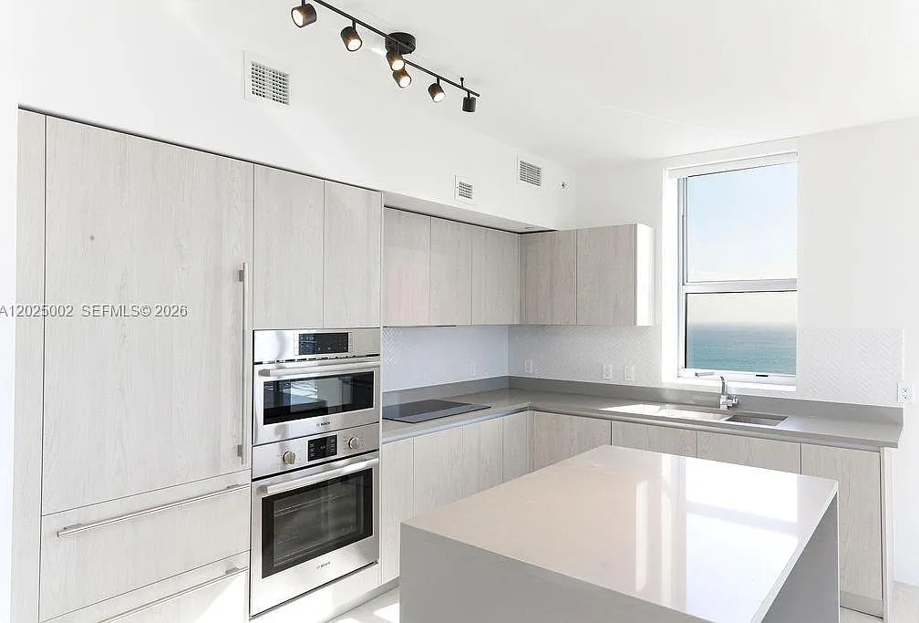 2 bed, 1060 sqft, $5,000 — Photo 2