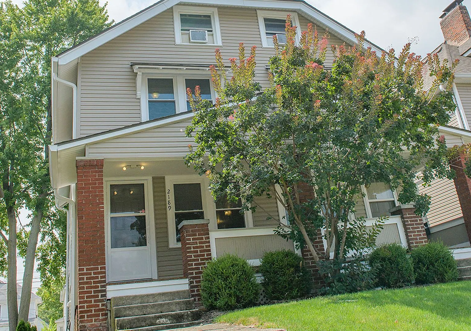 Summit St 2189-2191 MLR — Photo 1