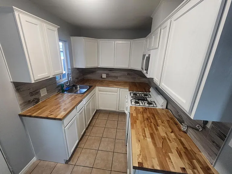 2943 Talbot St — Photo 7