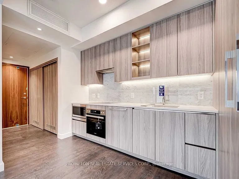 85 McMahon Dr #806 — Photo 1
