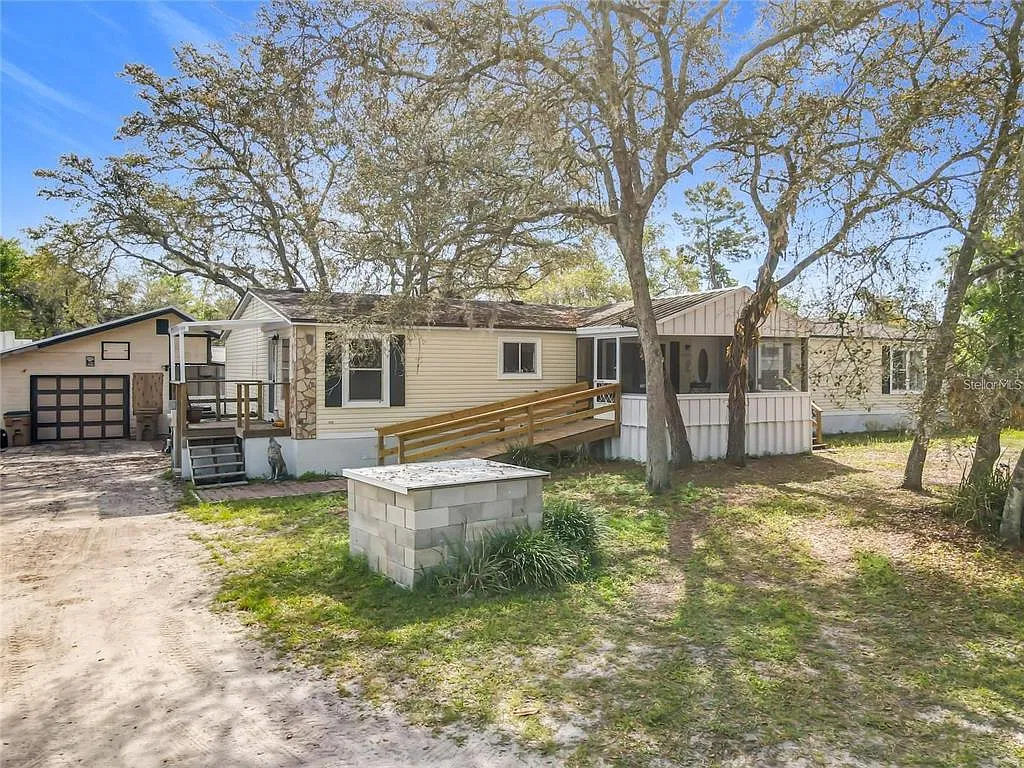 4 bed, 2.0 bath, 2380 sqft, $2,000 — Photo 1