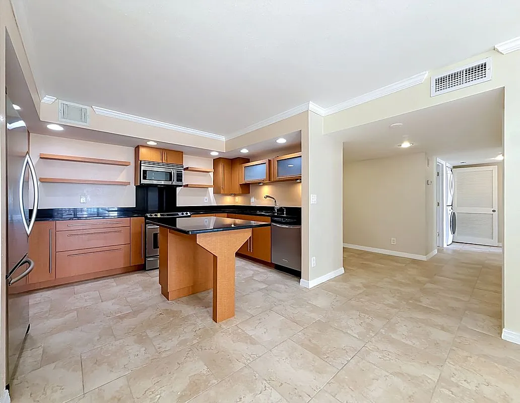 2 bed, 2.0 bath, 1394 sqft, $3,750 — Photo 4