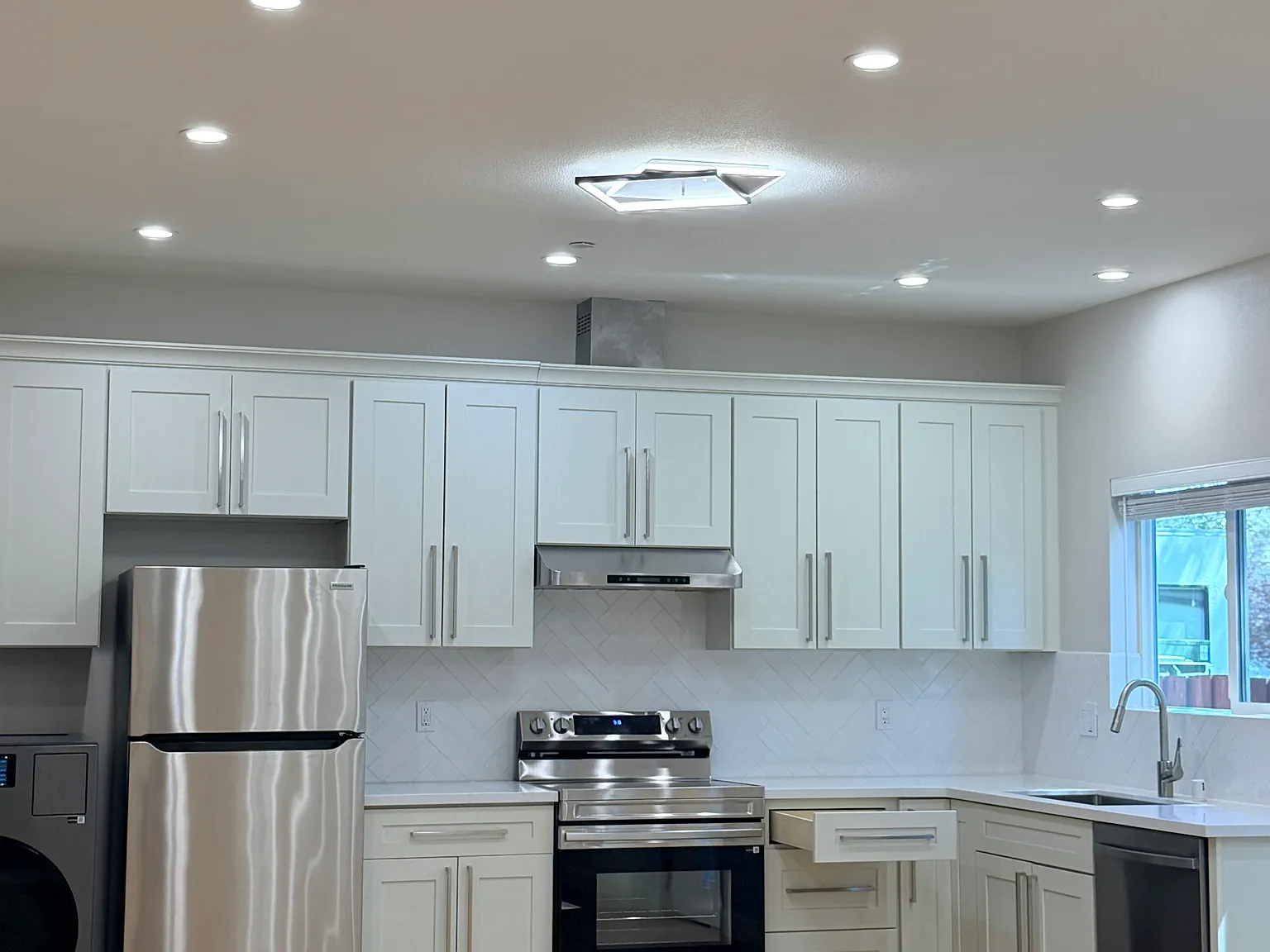 2 bed, 820 sqft, $4,300 — Photo 1