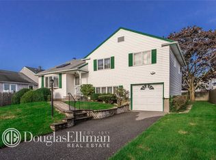 14 N Wisconsin Ave, Massapequa, NY 11758