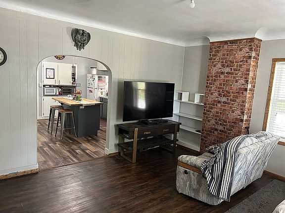 5th image of 213 W 10th St