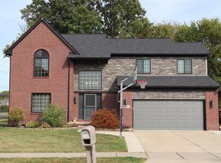 52424 Walnut Dr, Chesterfield, MI 48047