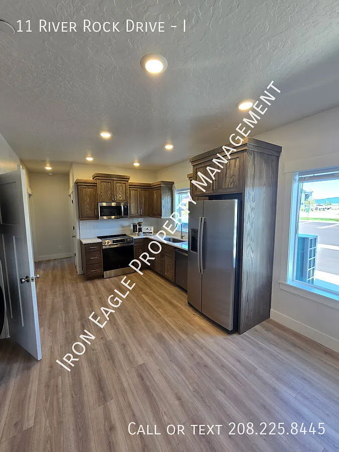 2 bed, 2.0 bath, 895 sqft, $1,595 — Photo 2