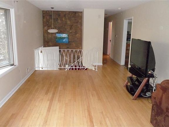 4th image of 713 Redwood Ln