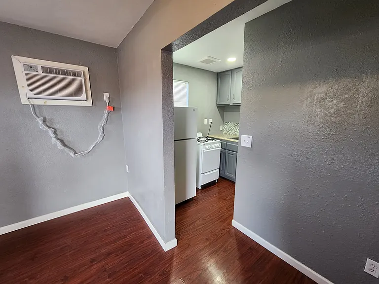 10039 N 8th Ave — Photo 9
