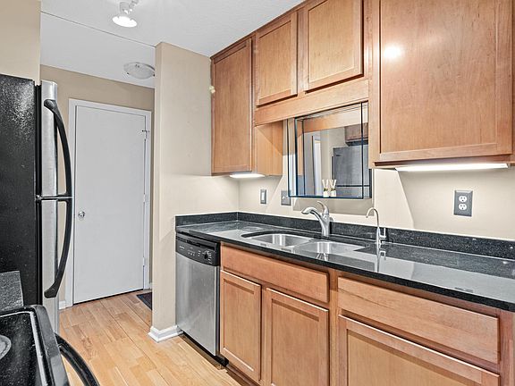 5th image of 520 Ridgewood Ave APT 3