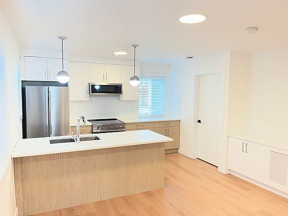 2nd image of 3125 Charles St