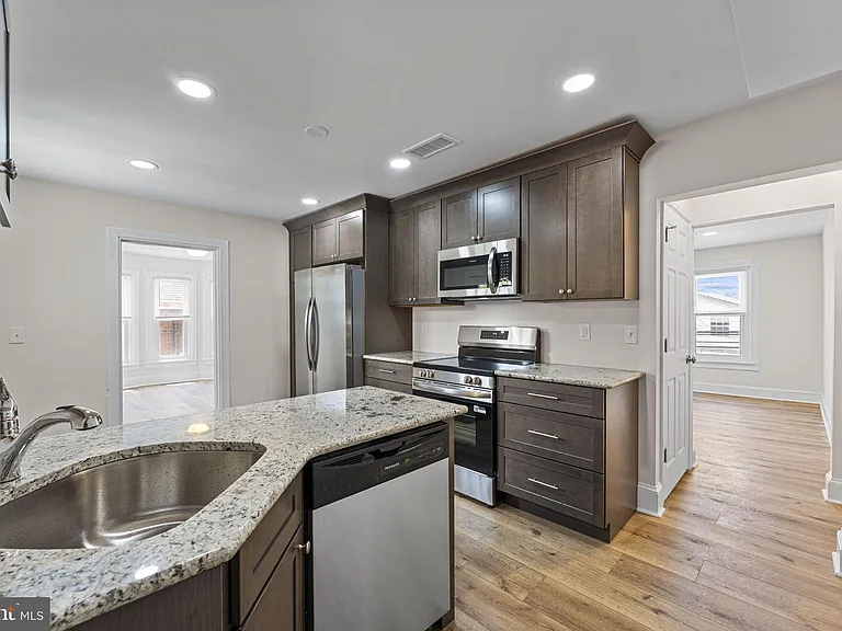 116 E King St — Photo 13