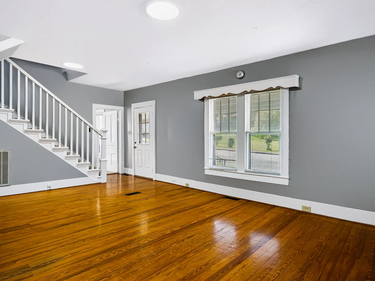 3 bed, 1956 sqft, $2,100 — Photo 1