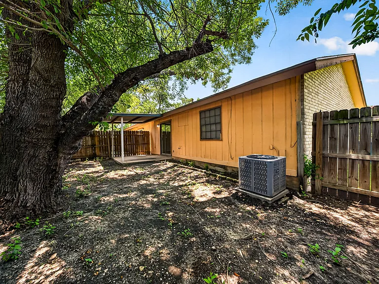 208 Bexar Dr — Photo 29