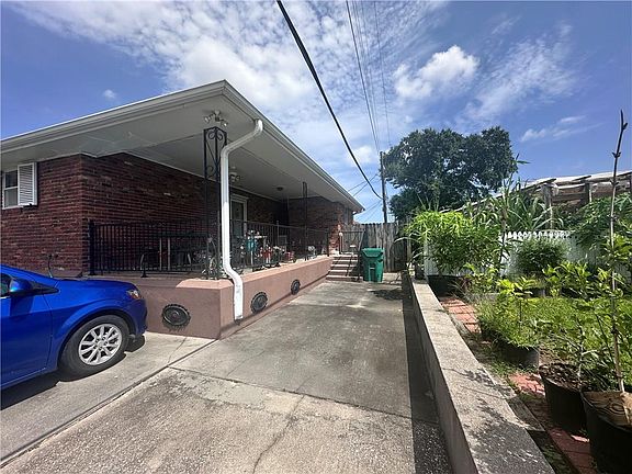 3rd image of 1233 Curtis St
