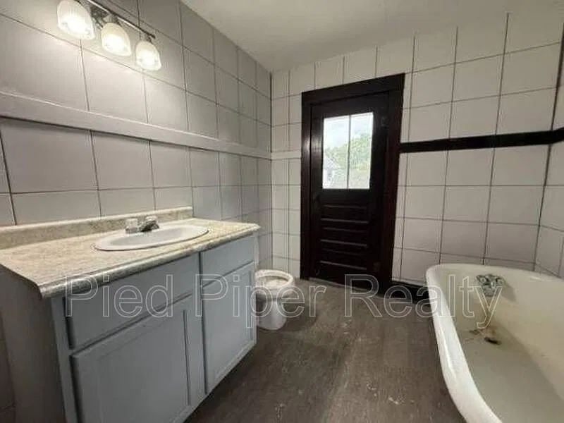 3 bed, 1.0 bath, 1372 sqft, $1,459 — Photo 4