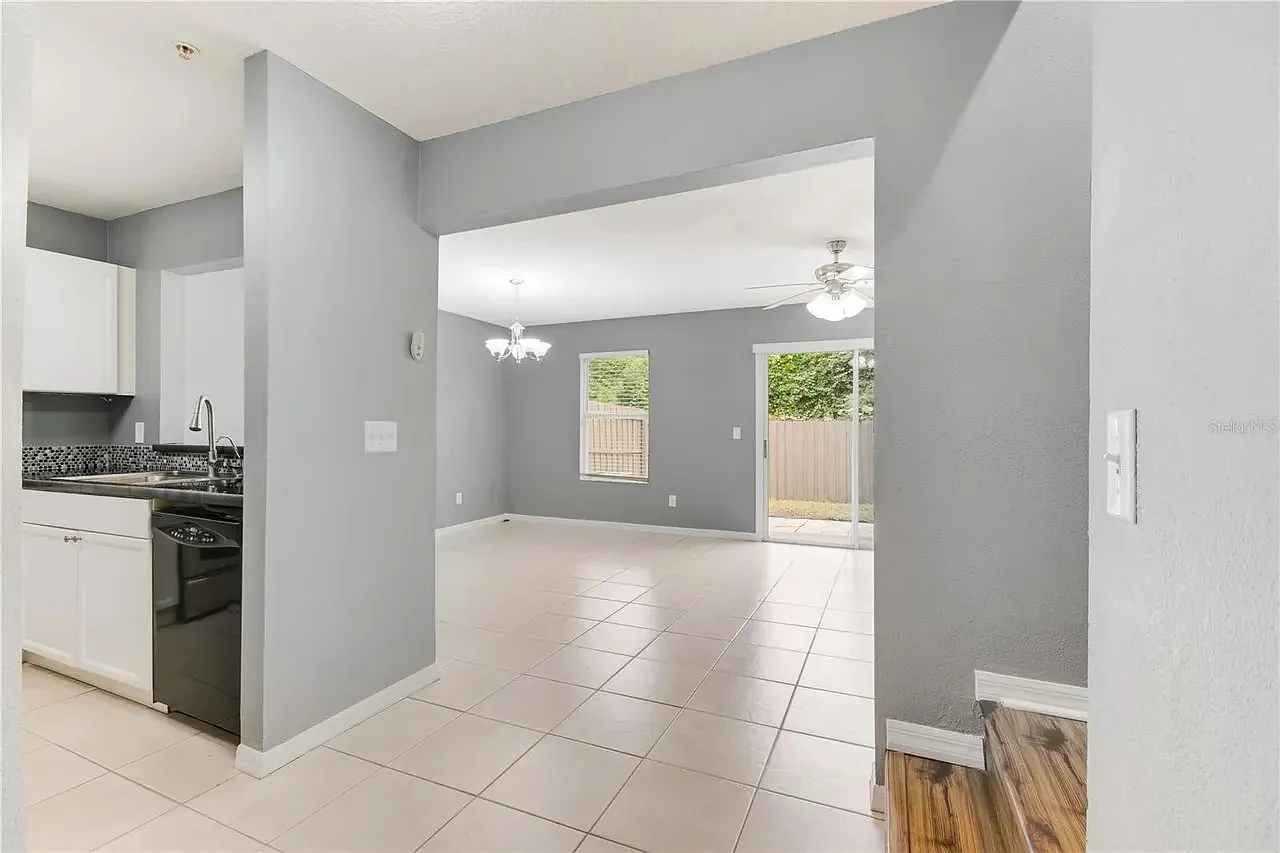 3 bed, 1352 sqft, $2,185 — Photo 4