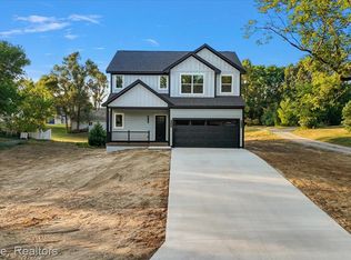 3080 W Newberry Rd, Waterford, MI 48329