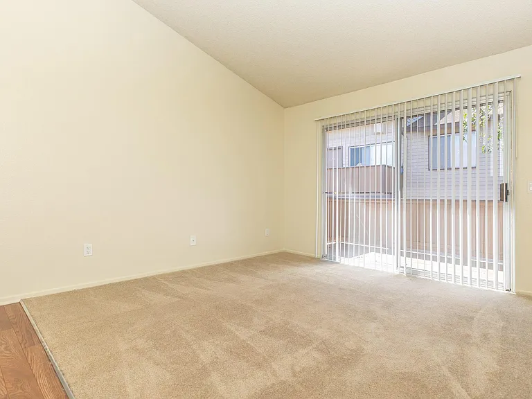 Harbor Pointe Apartments — Photo 24