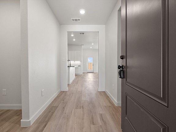 4th image of 2403 Helena Ave