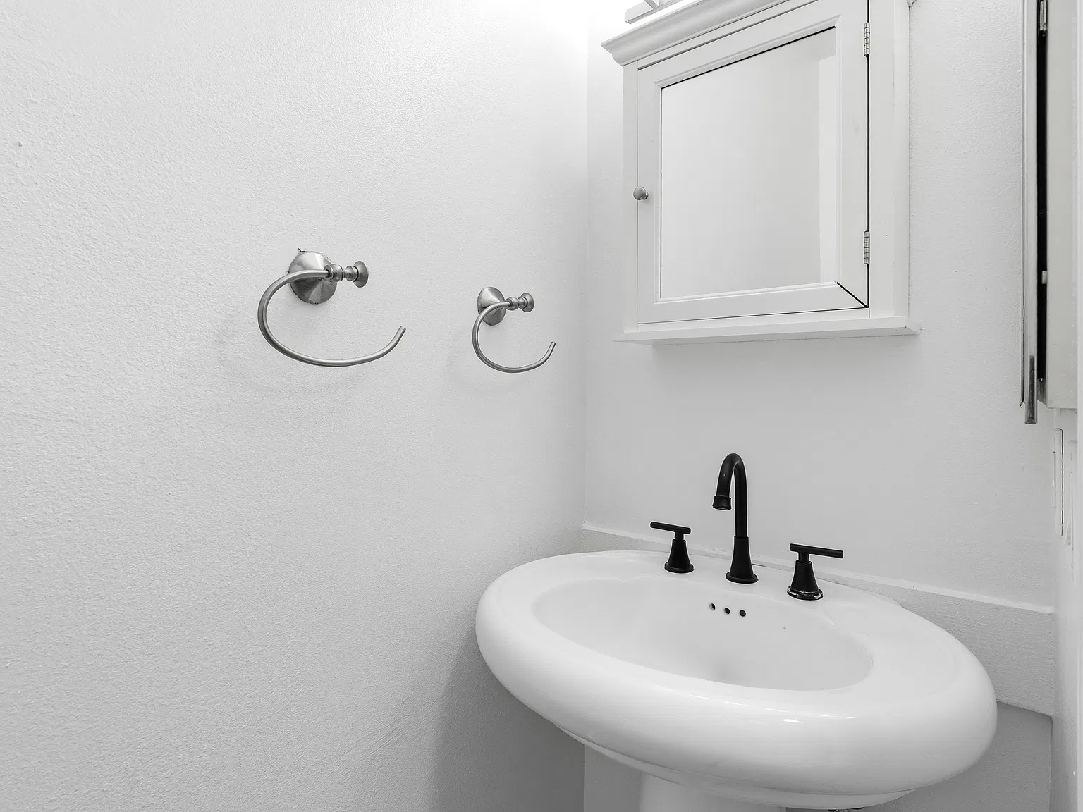 3 bed, 2.5 bath, 1300 sqft, $4,350 — Photo 3